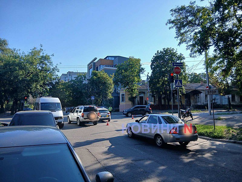 У Миколаєві зіткнулися Kia та Bajaj: мотоцикліста відвезла швидка