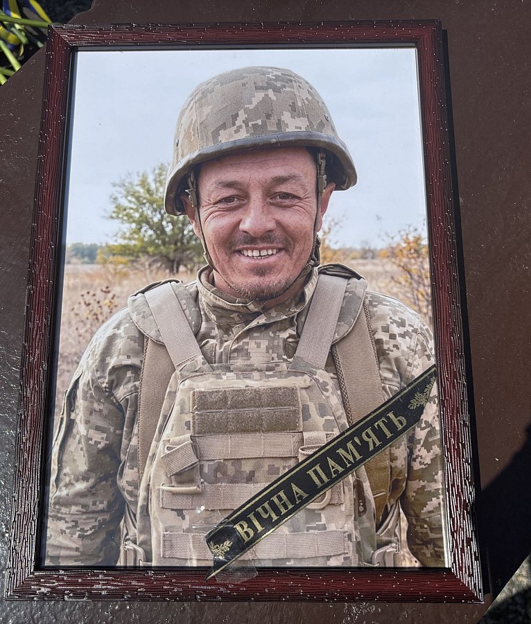Півроку вважався зниклим безвісти: на Миколаївщині попрощалися з загиблим воїном