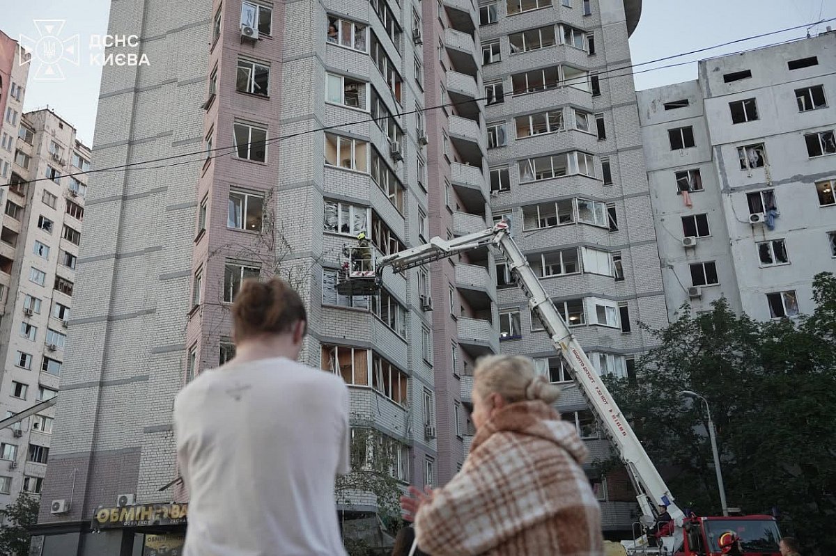 РФ ударила по «Киевмедспецтрансу»: уничтожены пять скорых, повреждены десятки машин и станция метро