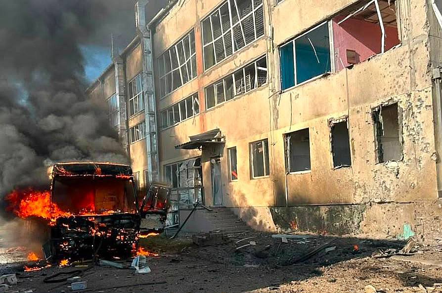 Утренняя атака на Николаев: повреждена школа, сгорел школьный автобус (фото)