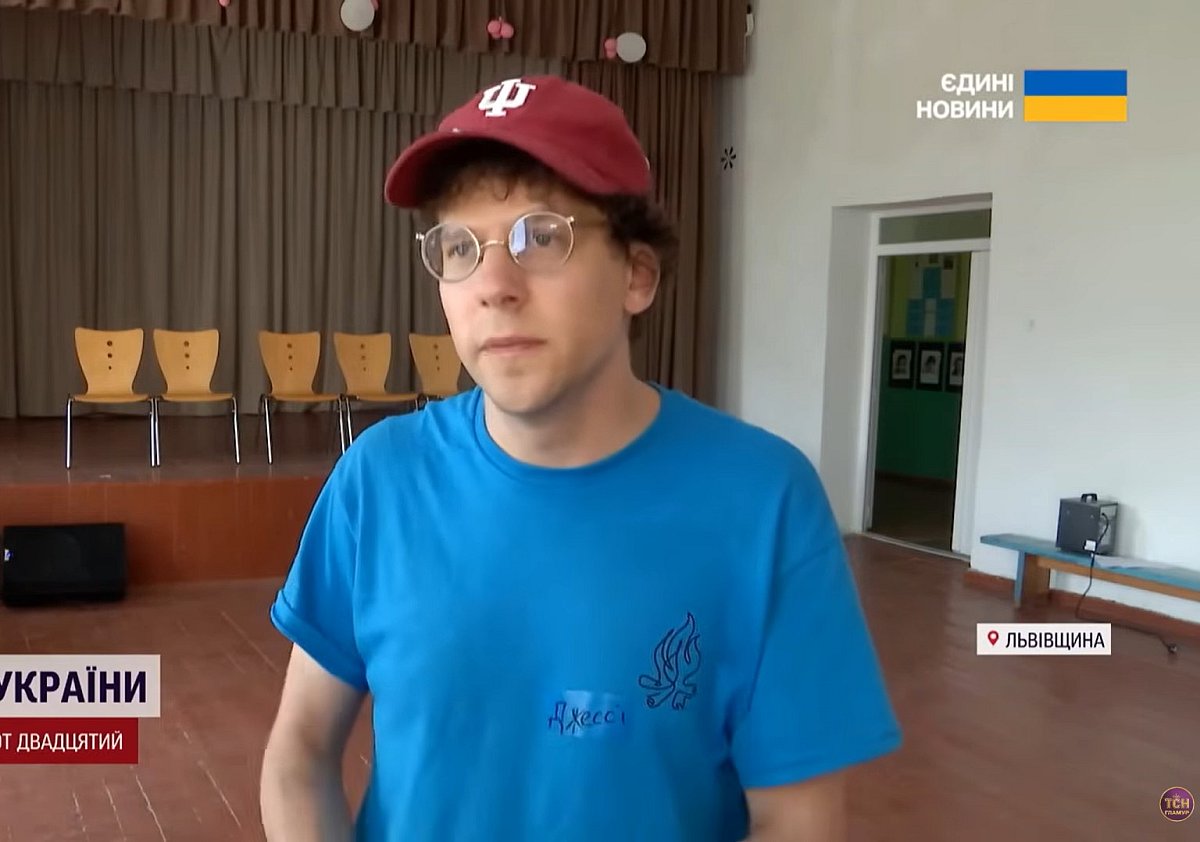 Звезда Голливуда Айзенберг рассказал, как пережил российский обстрел в Украине