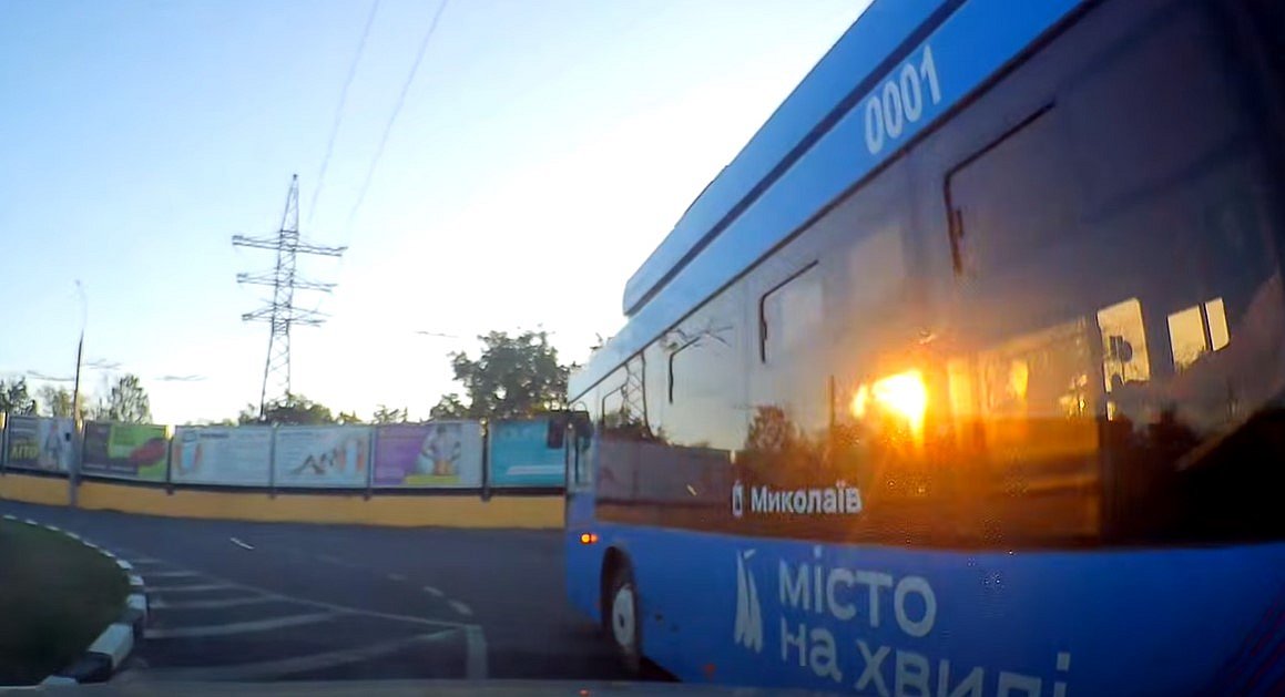 Как троллейбусы подрезают автомобили в Николаеве (видео)