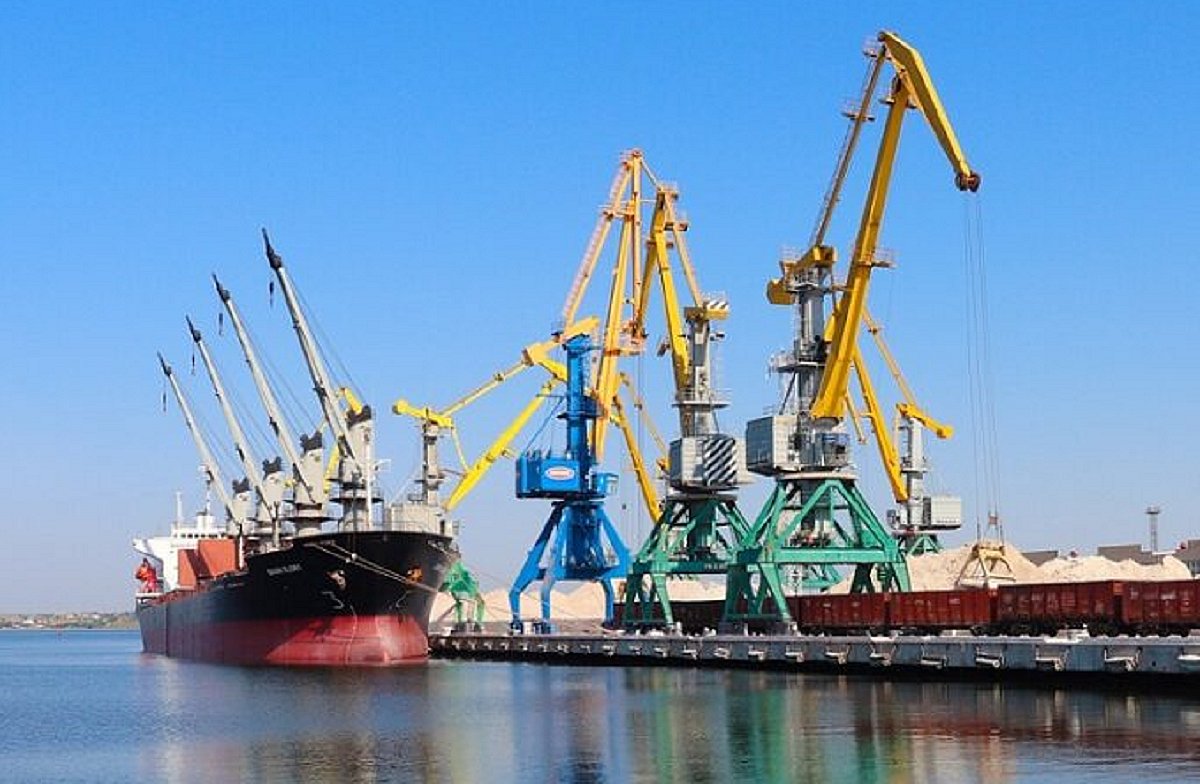 Враг дважды атаковал портовую инфраструктуру в Николаеве: повреждены два судна