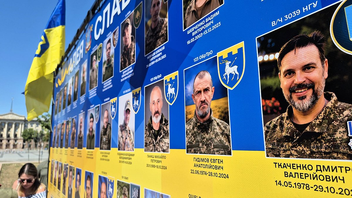 На Аллее Славы в Николаеве открыли новый баннер в память о погибших воинах
