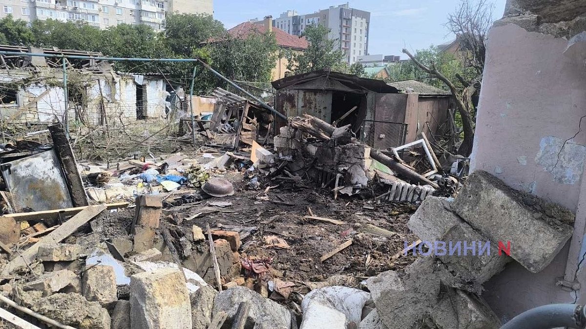 Появились новые фото и видео с места ночной атаки по Николаеву