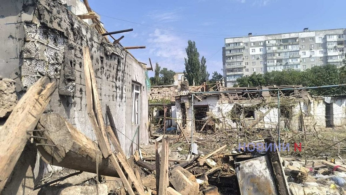 Появились новые фото и видео с места ночной атаки по Николаеву
