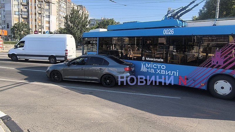 В центре Николаева столкнулись троллейбус и Volkswagen: движение затруднено