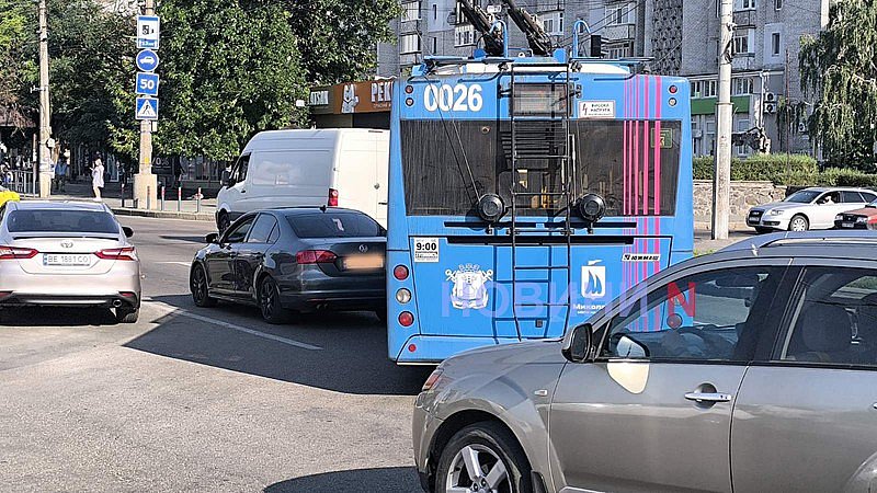 В центре Николаева столкнулись троллейбус и Volkswagen: движение затруднено