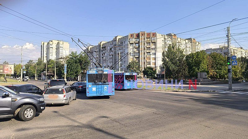 В центре Николаева столкнулись троллейбус и Volkswagen: движение затруднено