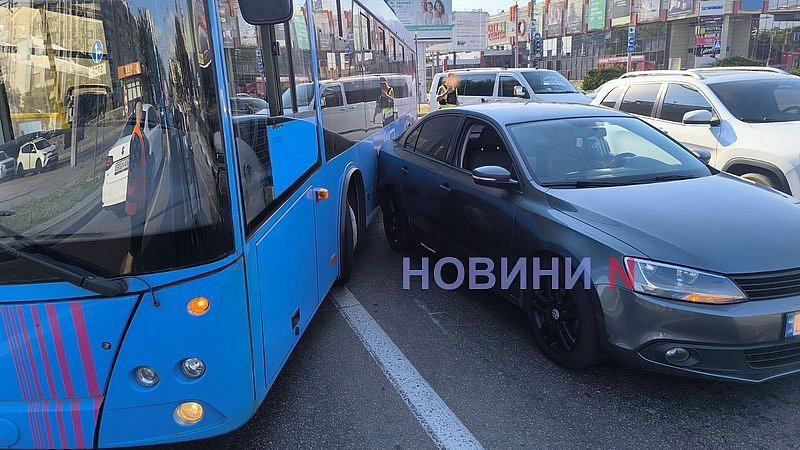 В центре Николаева столкнулись троллейбус и Volkswagen: движение затруднено