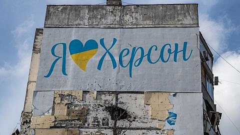 После ударов РФ в Херсоне продолжаются аварийные работы: часть микрорайонов остается без света