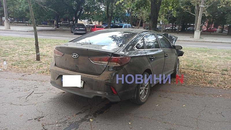 Hyundai влетел в дерево после столкновения с Citroën на проспекте в Николаеве: образовалась огромная пробка