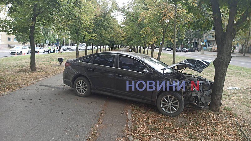 Hyundai влетел в дерево после столкновения с Citroën на проспекте в Николаеве: образовалась огромная пробка