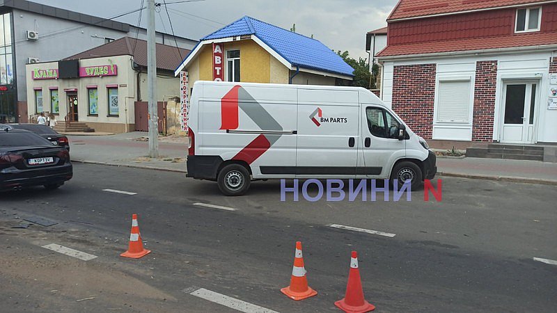 Hyundai влетел в дерево после столкновения с Citroën на проспекте в Николаеве: образовалась огромная пробка