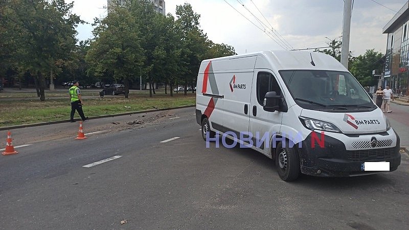 Hyundai влетел в дерево после столкновения с Citroën на проспекте в Николаеве: образовалась огромная пробка