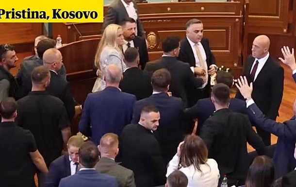 В парламенте Косово сорвали заседание: депутатка бросила яйца в премьера Курти