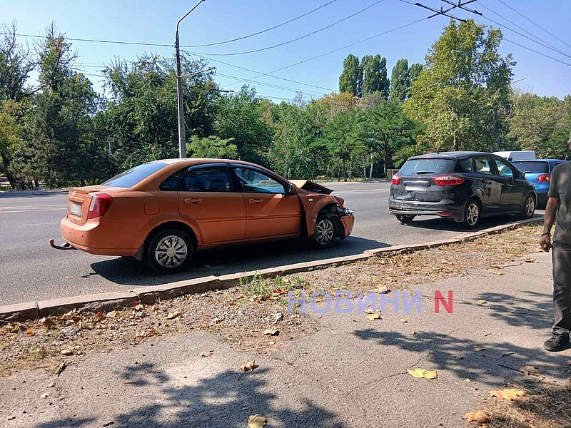 В Николаеве перед мостом столкнулись «Шевроле» и «Форд»