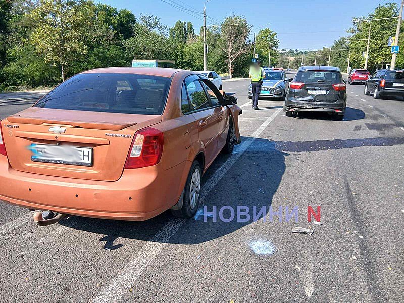 В Николаеве перед мостом столкнулись «Шевроле» и «Форд»
