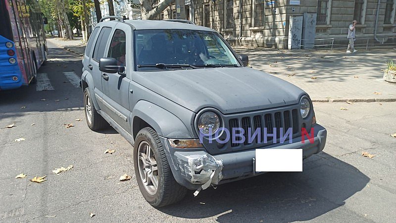 Jeep и Renault столкнулись в центре Николаева: образовалась пробка