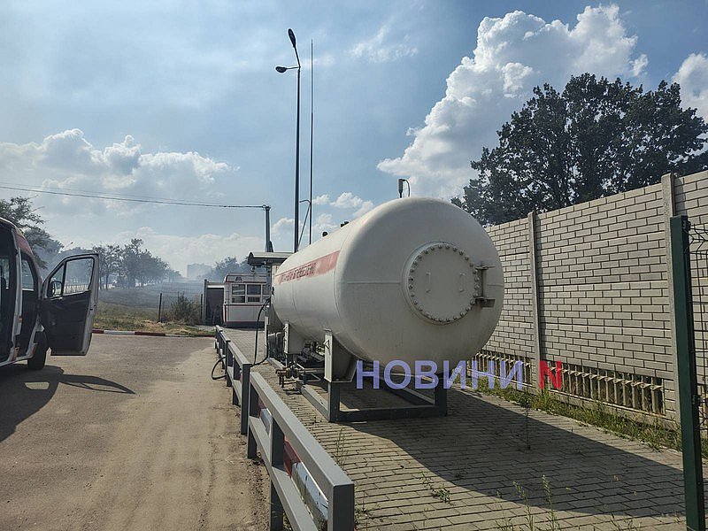 В Николаеве масштабный пожар: огонь подступает к газовой АЗС  