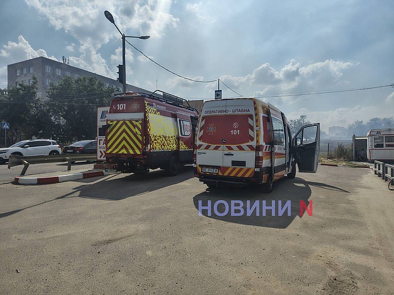 В Николаеве масштабный пожар: огонь подступает к газовой АЗС  