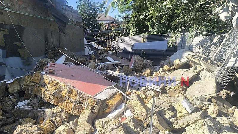 Появились новые фото и видео с места ночной атаки по Николаеву