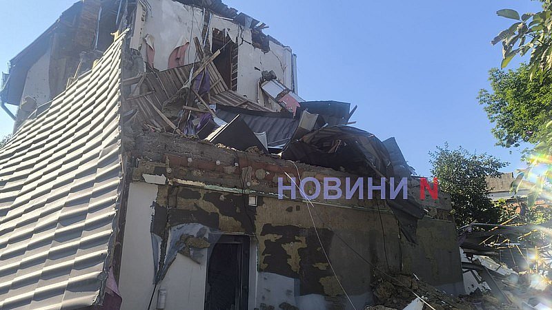 Появились новые фото и видео с места ночной атаки по Николаеву