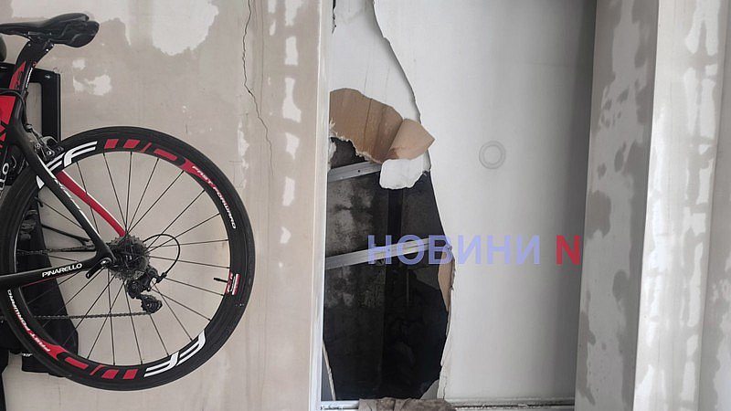 Появились новые фото и видео с места ночной атаки по Николаеву