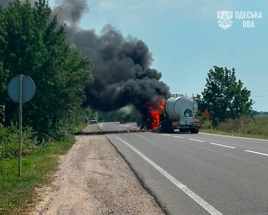 Россияне ударили по автоцистерне на дороге в Одесской области: сгорели два авто, есть погибшие и раненые (фото)