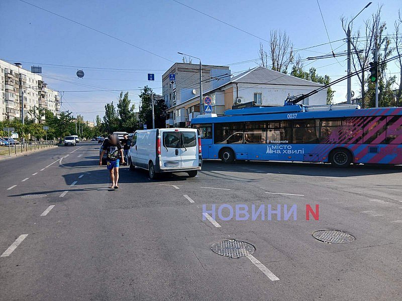 В Николаеве «Рено» врезался в BYD: движение затруднено