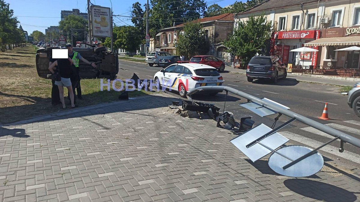 Mitsubishi снес светофор и вылетел на аллею в центре Николаева: движение затруднено