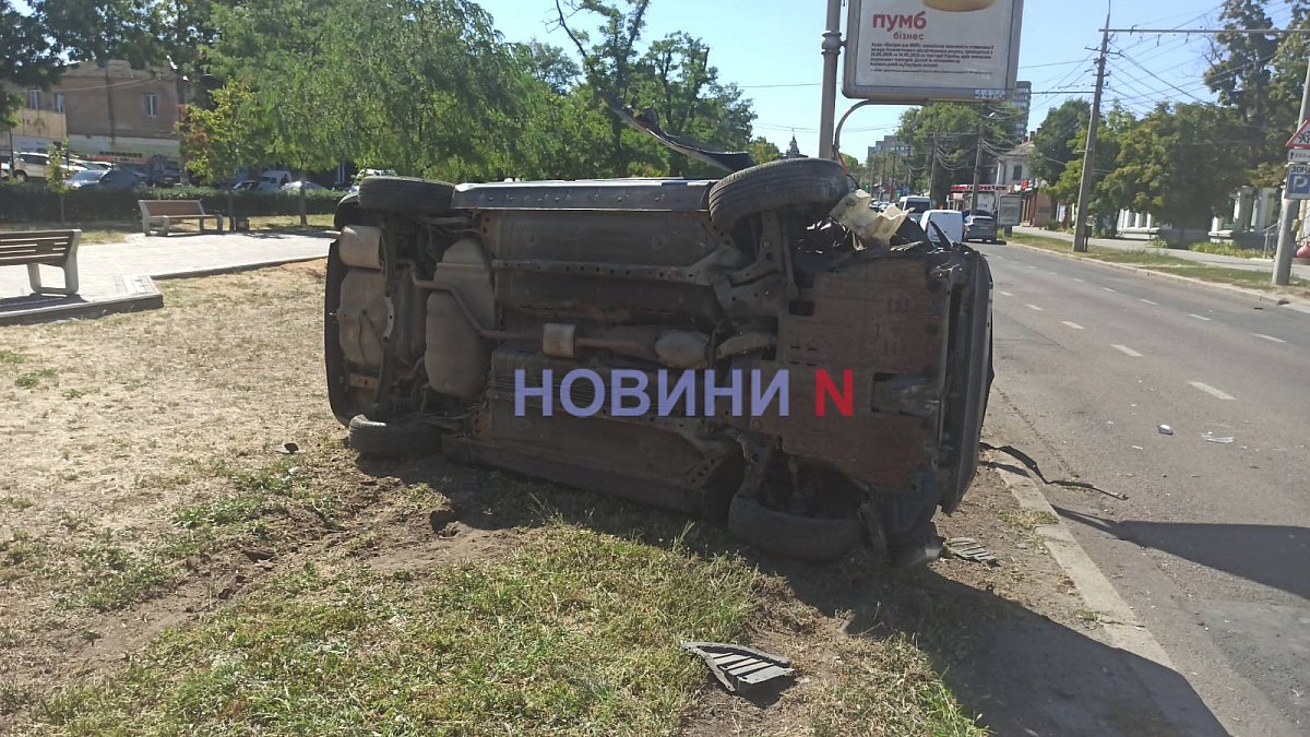 Mitsubishi снес светофор и вылетел на аллею в центре Николаева: движение затруднено