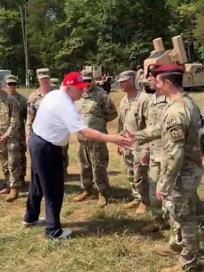 Трампа во время игры в гольф охраняют системы ПВО на фоне угрозы атак дронов (фото)