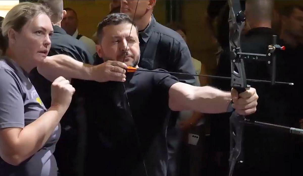 Зеленский показал, как стрелял из лука и поднимал штангу (видео)