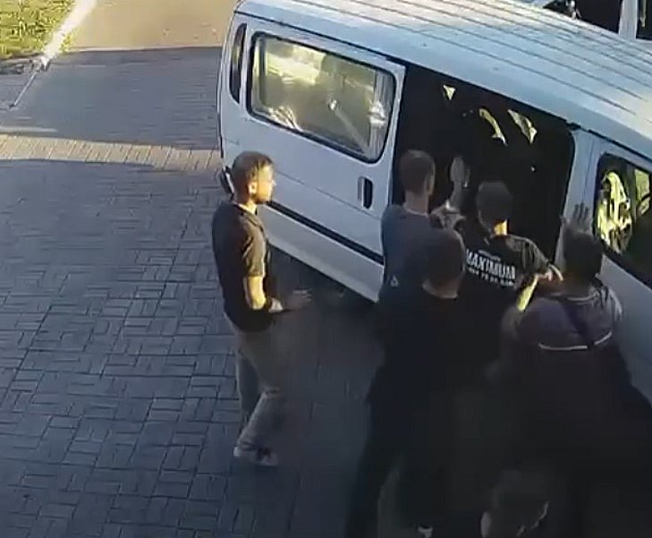 Экс-депутат показал, как в Николаеве «бусифицировали» мужчину (видео)
