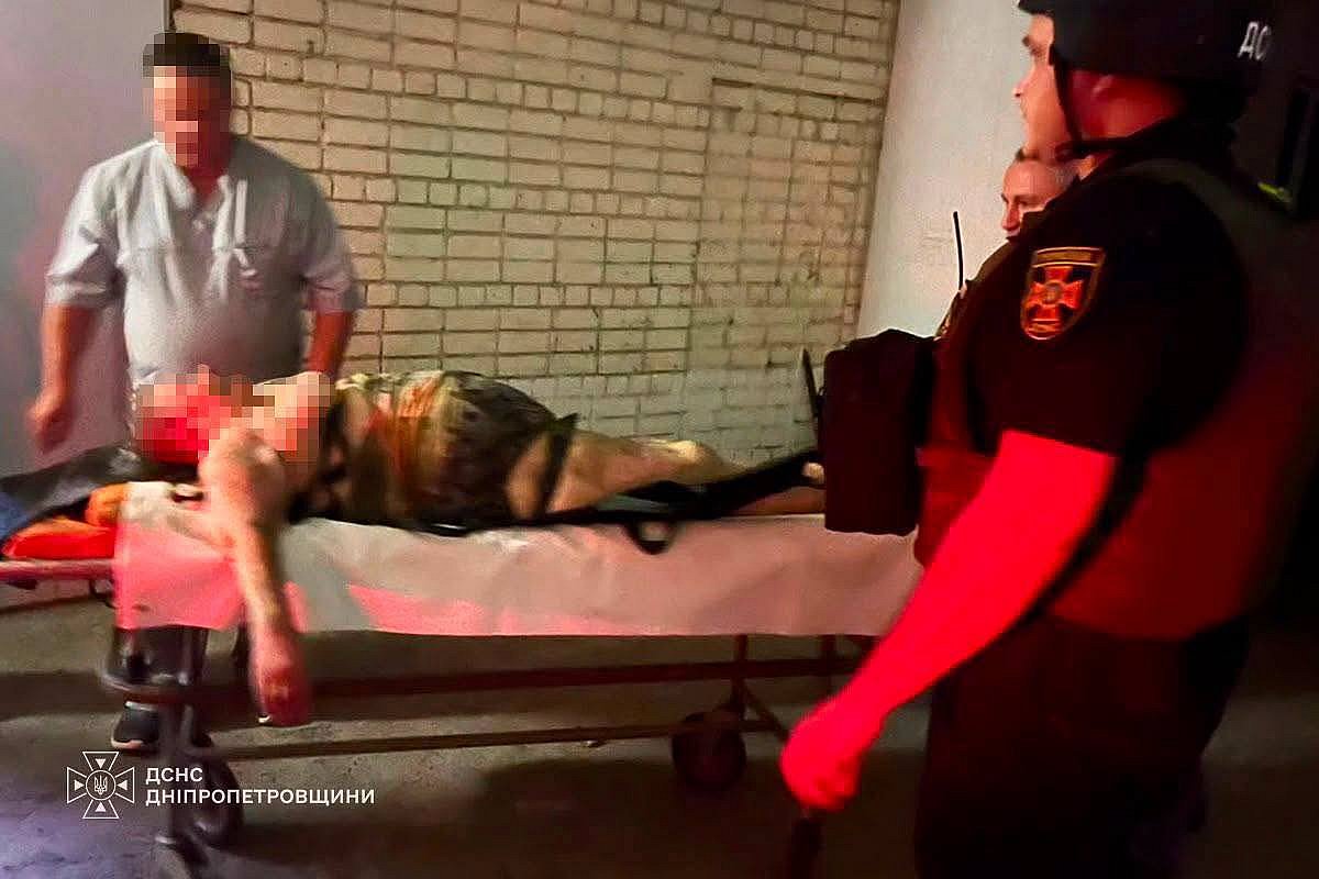 Атаки РФ на Днепропетровскую и Запорожскую области: погиб младенец, 14 человек пострадали (фото 18+)