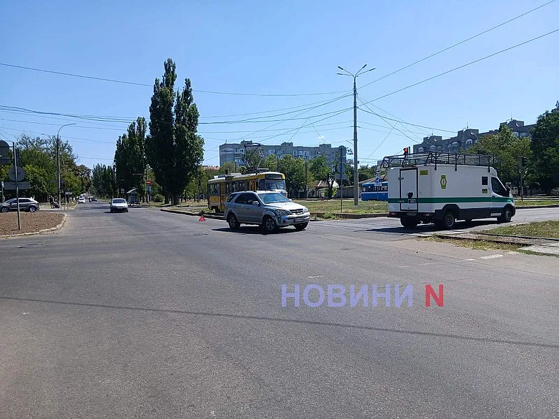 В Николаеве «Фольксваген» врезался в «Киа»: пострадал водитель, движение затруднено