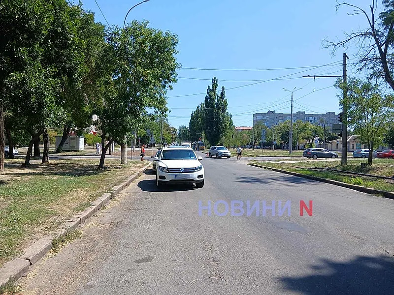 В Николаеве «Фольксваген» врезался в «Киа»: пострадал водитель, движение затруднено
