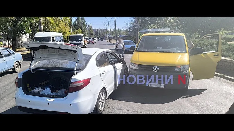 В Николаеве «Фольксваген» выехал на встречку и врезался в «Киа»: двое пострадавших, огромная пробка