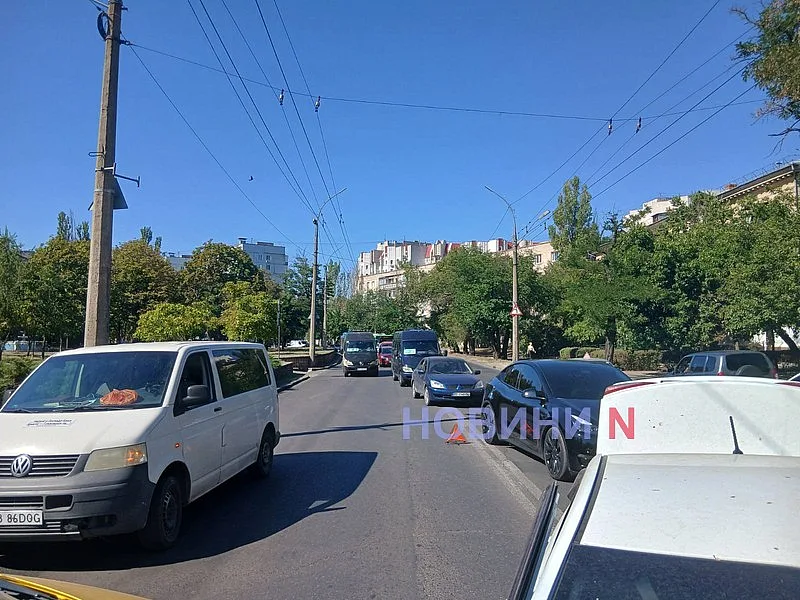 В Николаеве «Фольксваген» выехал на встречку и врезался в «Киа»: двое пострадавших, огромная пробка
