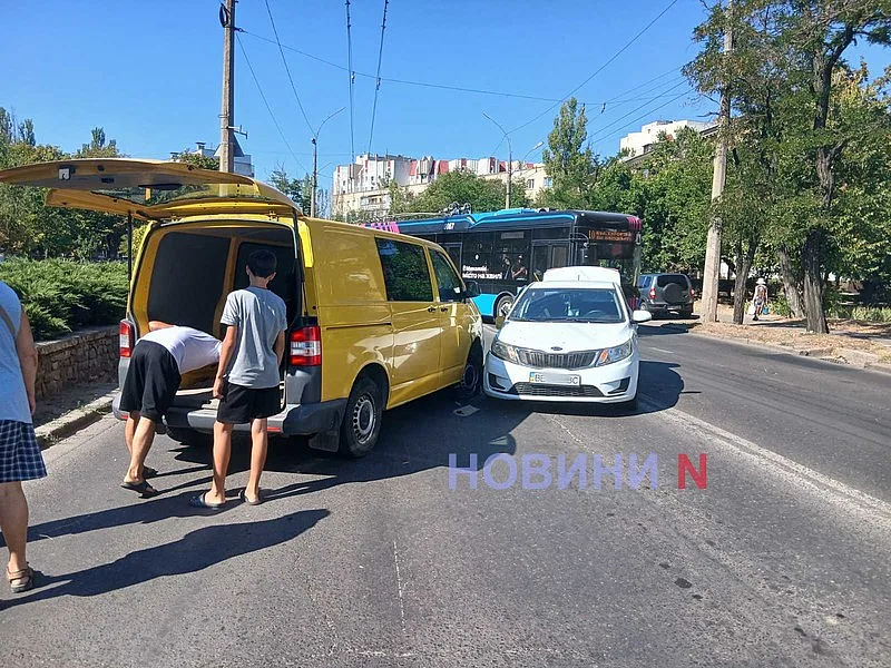 В Николаеве «Фольксваген» выехал на встречку и врезался в «Киа»: двое пострадавших, огромная пробка