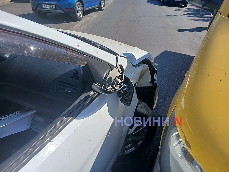 У Миколаєві «Фольксваген» виїхав на зустріч і врізався в «Кіа»: двоє постраждалих, величезний затор