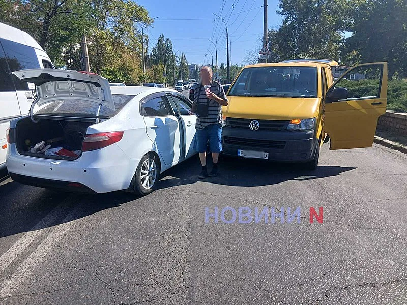 В Николаеве «Фольксваген» выехал на встречку и врезался в «Киа»: двое пострадавших, огромная пробка