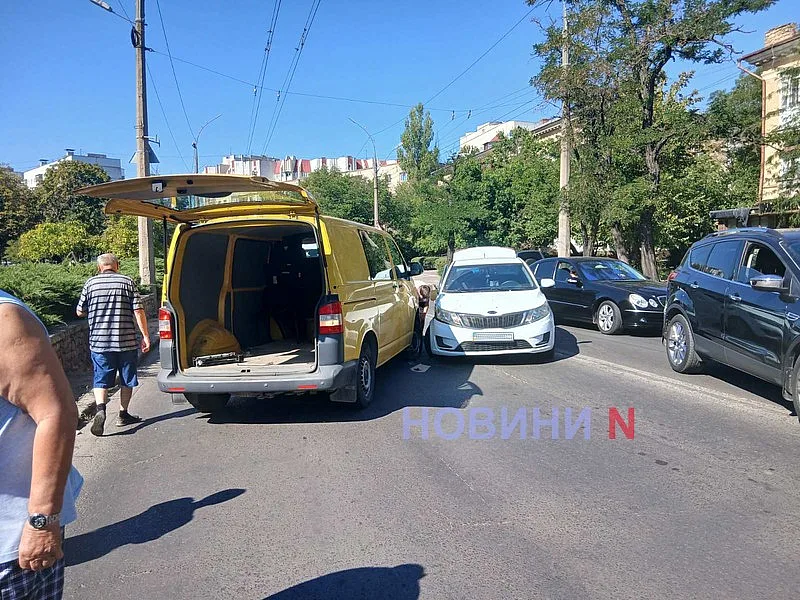 В Николаеве «Фольксваген» выехал на встречку и врезался в «Киа»: двое пострадавших, огромная пробка