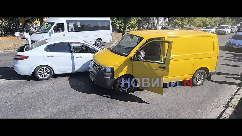 В Николаеве «Фольксваген» выехал на встречку и врезался в «Киа»: двое пострадавших, огромная пробка
