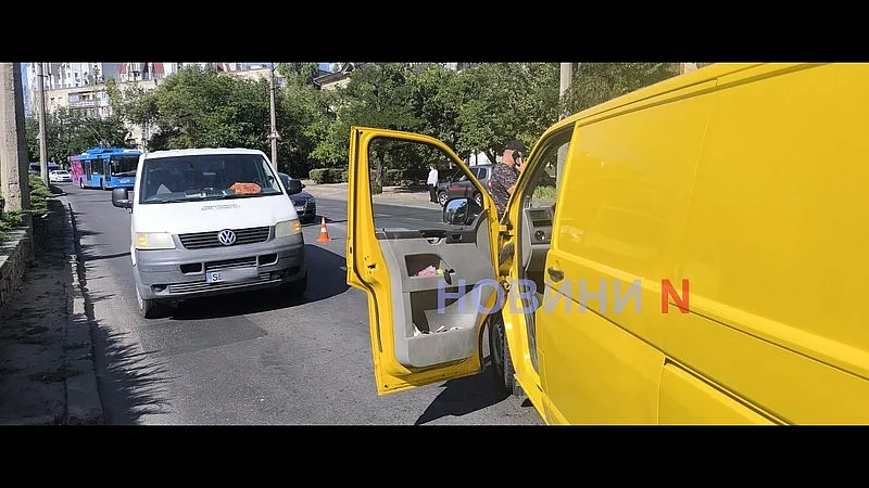 В Николаеве «Фольксваген» выехал на встречку и врезался в «Киа»: двое пострадавших, огромная пробка