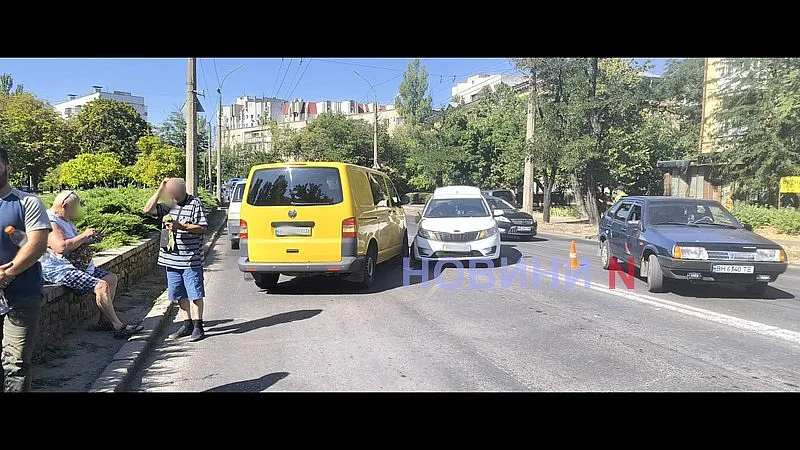 У Миколаєві «Фольксваген» виїхав на зустріч і врізався в «Кіа»: двоє постраждалих, величезний затор