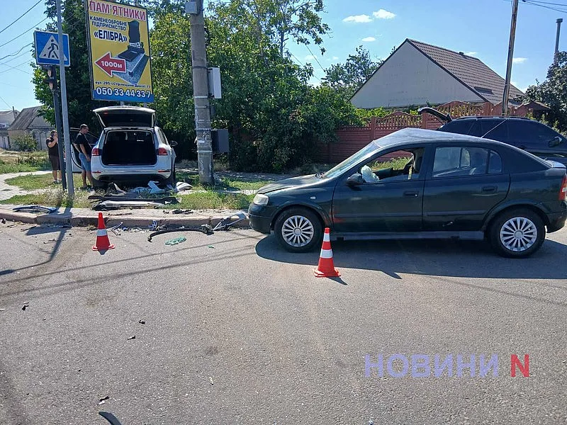 Volkswagen вылетел с дороги после столкновения с Opel на проспекте в Николаеве