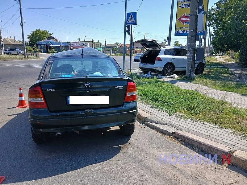 Volkswagen вылетел с дороги после столкновения с Opel на проспекте в Николаеве