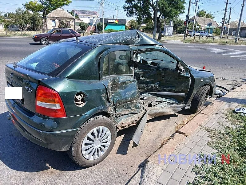 Volkswagen вылетел с дороги после столкновения с Opel на проспекте в Николаеве
